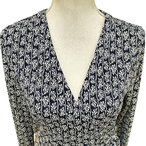Ann taylor jersey knit navy blue and White leaf print Wrap Dress size 12T - Picture 3 of 10